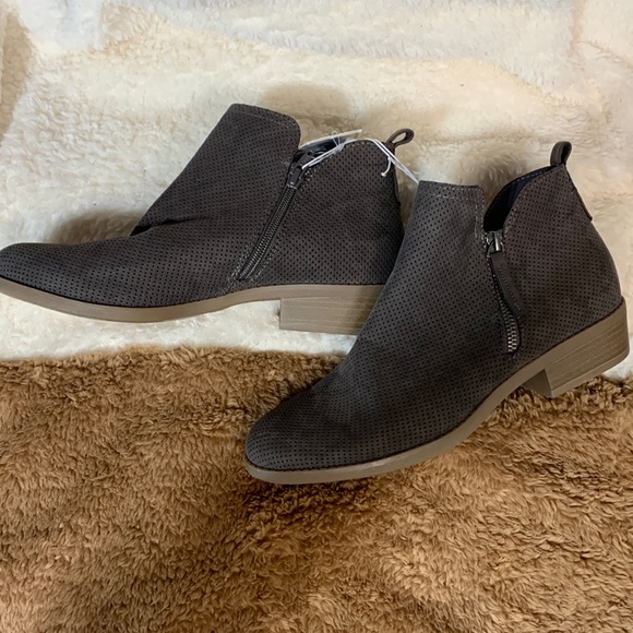 Super cute short booties. Universal Threads - Picture 1 of 4